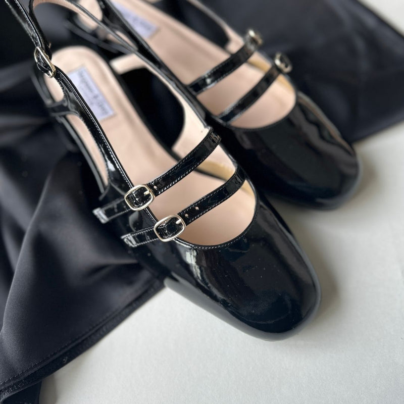 Wide width shoes with buckle straps