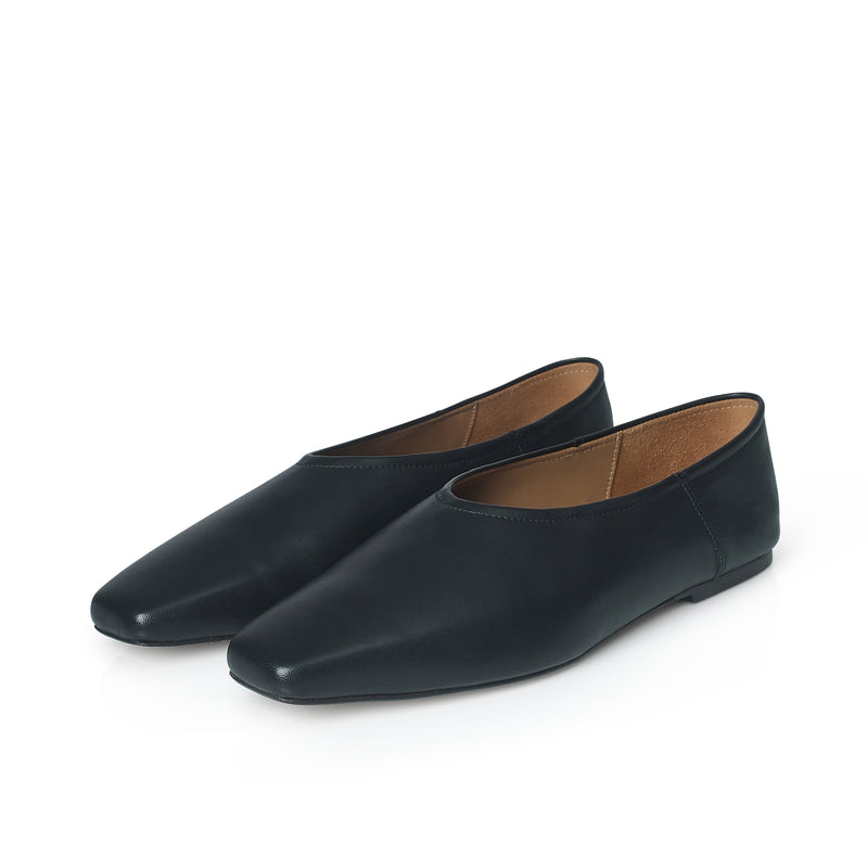 OHOTORO Smooth Flat Shoes ブラック Anika Wide Width Flats - Black Leather | Sargasso and Grey US