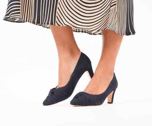 Lola Wide Width Pump – Navy Suede